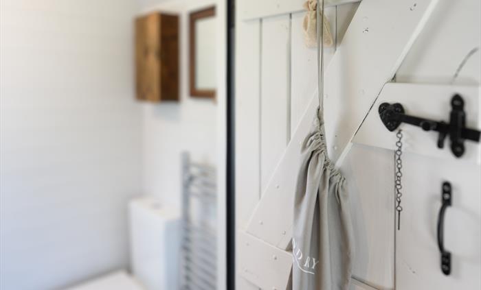 En suite - Elen - Brook Cottage Shepherd Huts